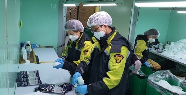 완주의용소방대 연합회 회원들이 마스크 생산업체에서 일손을 돕고 있다.