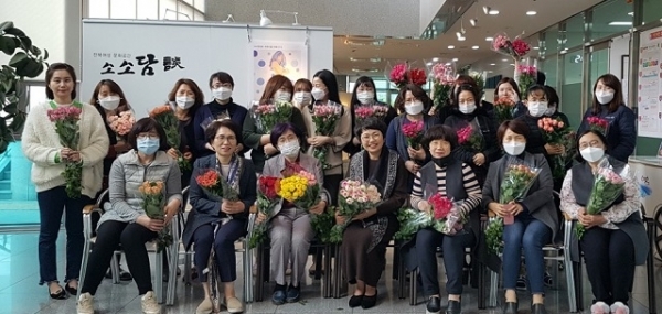 전북여성교육문화센터가 코로나19 확산으로 어려움에 처한 도내 화훼농가를 돕기 위해 ‘꽃 선물 릴레이 캠페인’을 펼쳤다.