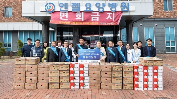 지난 13일 전북은행 임용택 은행장과 임직원 10여 명이  익산 엔젤의료병원을 찾아 쌀, 과일 등 식료품과 생필품 등을 전달했다.