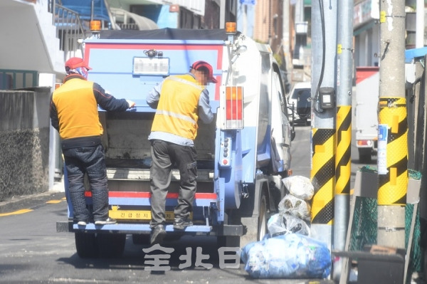 환경미화원들의 안전을 위해 생활폐기물 수집 운반 차량에 발판 설치 등 낙상을 방지 할 수 있는 안전장치 마련이 시급한 가운데 16일 환경미화원들이 차량에 매달린 채 쓰레기를 수거하고 있어 개선이 요구되고 있다. 오세림 기자