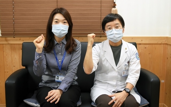 (왼쪽부터) 대구로 의료봉사를 떠난 최득희 간호사와 최송이 간호사. 사진제공=전북대병원