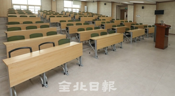 코로나19 감염 예방을 위해 전북대학교 비대면·온라인 강의를 실시한 16일 전북대학교 강의실을 비롯한 교내에 학생들이 없어 썰렁한 모습을 보이고 있다. 조현욱 기자