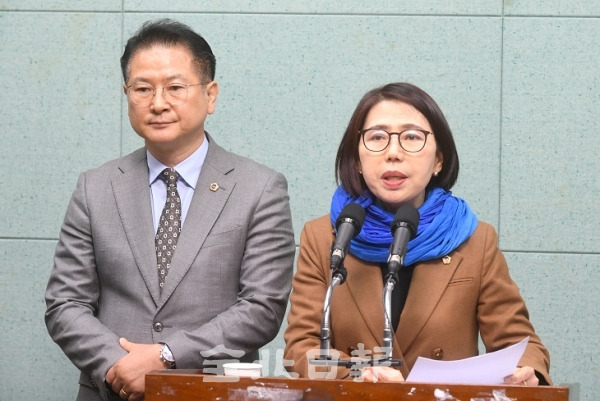 더불어민주당 전북도당 선거대책위원회는 16일 도의회 브리핑룸에서 김정수, 국주영은 대변인이 출범 기자회견을 열고 있다. 오세림 기자