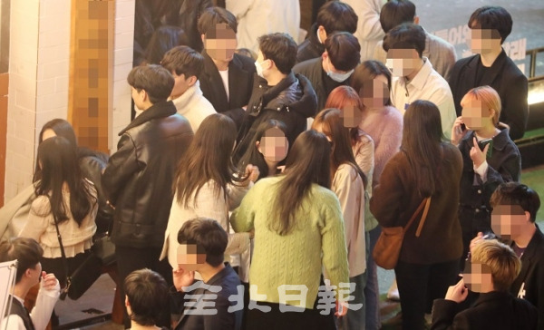 전주 서부신시가지의 한 업소 앞에서 시민들이 밀집해 있어 코로나19 집단감염이 우려되고 있다. 조현욱 기자