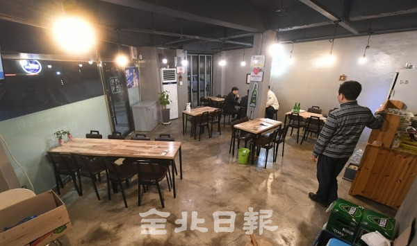 코로나19 사태가 장기화 되면서 도내에서도 임시휴업 상가가 늘고 있는 가운데 16일 오후 손님들의 발길이 뚝 끊긴 전주시 한 음식점에서 업소 대표가 빈 테이블을 바라보고 있다. 오세림 기자