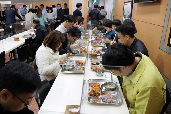 고창군이 코로나19 확산 방지를 위해 청사 내 구내식당에 투명 칸막이를 설치했다.