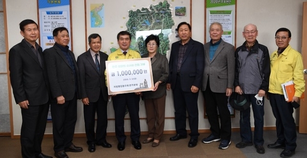 지방행정동우회 완주분회가 완주 평화의 소녀상 건립 추진위원회에 건립 기금 100만원을 전달했다.