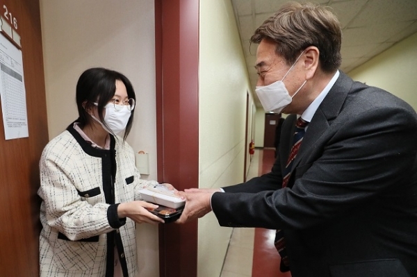 지난 16일 남천현 우석대학교 총장이 교내 생활관에서 격리 생활 중인 중국 유학생들을 위해 도시락을 배달하며 격려하고 있다.