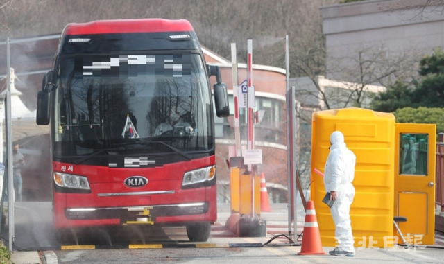 삼성생명 전주연수소에서 입소치료중인 대구지역 코로나19 경증환자 169명 중 14명이 완치 판정을 받고 17일 대구로 돌아가고 있다. 조현욱 기자