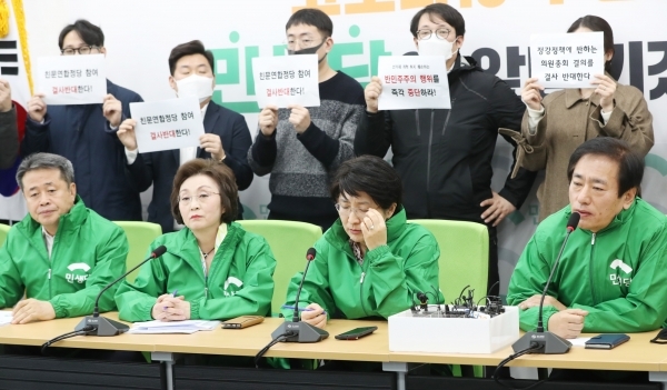 18일 국회에서 열린 민생당 제12차 긴급 최고위원회의에 옛 바른미래당 계열 당직자 등이 범여권 비례연합정당 참여에 반대하며 손팻말을 들고 침묵시위를 하고 있다. /연합뉴스