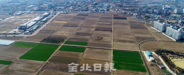 전북 최대 현안사업인 탄소소재법이 이해찬 대표를 비롯한 더불어민주당의 국회 통과 장담에도 불구하고 20대국회 통과가 사실상 무산된 가운데 2022년 준공계획이었던 전주 탄소소재 국가산업단지가 준공을 2년이나 미뤘지만 18일 아직까지 첫 삽도 뜨지 못한 채 표류하고 있다. 오세림 기자