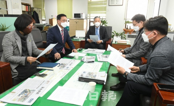 전북일보 제9기 독자권익위원회 제76차 정기회의가 18일 본사 편집국장실에서 열려 지면구성에 대한 의견을 제시하고 있다. 오세림 기자