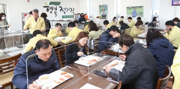 코로나19 확산 방지를 위해 완주군청 구내식당에 투명 칸막이를 설치했다.