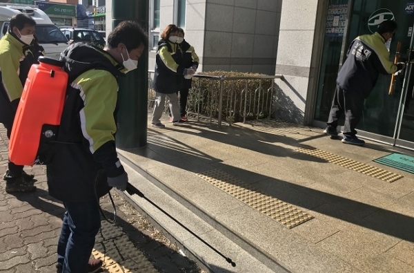 완주군 운주면 의용소방대원들이 코로나19 확산방지를 위해 방역소독 봉사활동을 펼치고 있다.