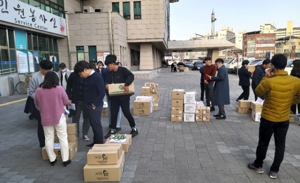 남원시가 코로나19로 인해 학교 개학이 연기되면서 학교 급식 납품을 못해 어려움을 겪고 있는 농가들을 돕기 위해 친환경농산물 판매에 나섰다.