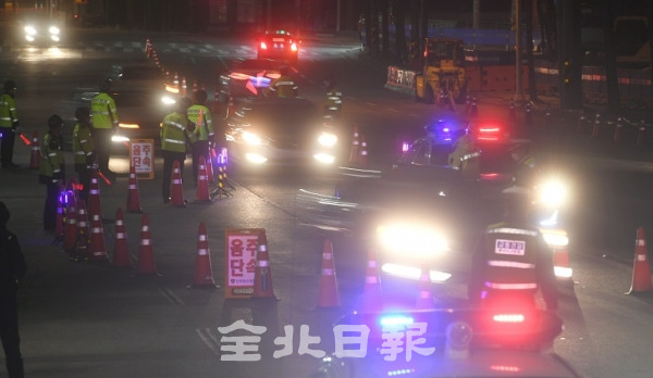 전북경찰청은 코로나19로 실시하지 않았던 음주운전 단속을 S자형 선별단속으로 바꿔 18일 전주시에서 처음으로 단속을 실시하고 있다. 오세림 기자