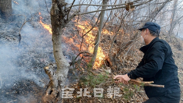 전주 완산칠봉에서 19일 화재가 발생해 의용소방대원과 지역주민 등이 화재가 번지지 않도록 안간힘을 쓰고 있다. 오세림 기자