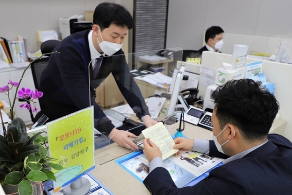 NH농협은행 전북본부가 코로나19 감염 예방을 위해 영업점 창구에 투명 가림막을 설치했다.