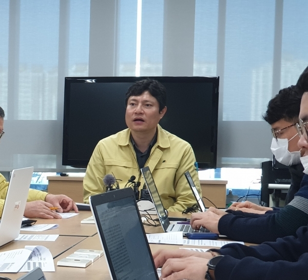 강영석 전북도 보건의료과장이 코로나19 사태와 관련해 브리핑을 하고 있다.