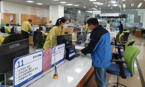 완주군이 코로나19 확산 방지를 위해 군청 민원 창구에 투명 안전 보호막을 설치했다.