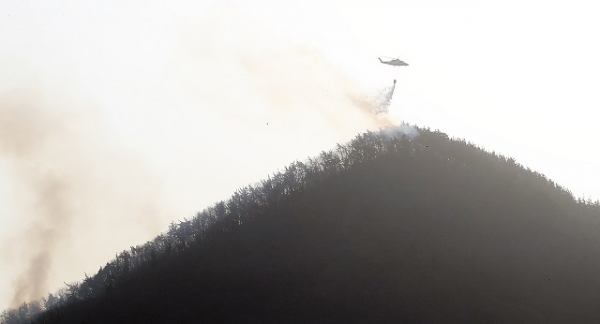 지난 20일 고창 방장산 자락에서 발생한 산불이 21일 오전 9시 55분 경 완전 진화됐다.