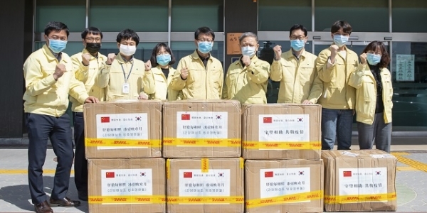 중국 진강시가 코로나19를 함께 극복하자며 23년간 자매결연을 맺고 있는 익산시에 보건용 마스크 2만장을 전달했다.