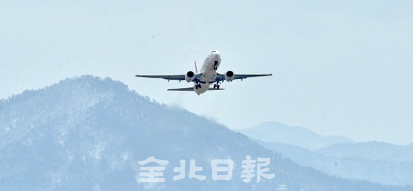 군산공항에서 제주행 이스타항공 비행기가 이륙하며 비상하고 있다. 전북일보 자료사진
