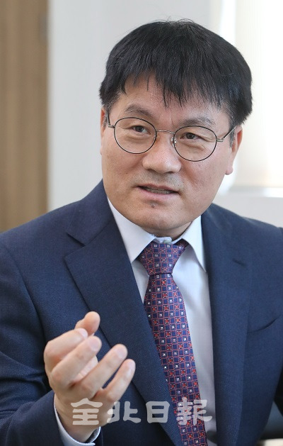 지난 20일 정종운 전주기상지청 지청장이 본보와의 인터뷰에서 전주기상지청만의 특별한 기상 서비스에 대해 말하고 있다. 조현욱 기자