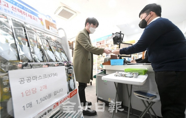 본보 엄승현 기자가 마스크 5부제 판매와 관련해 지난 20일 약국에서 자원봉사자로 일을 하며 구매에 불평사항과 개선방안 등에 대해 취재하고 있다. 오세림 기자