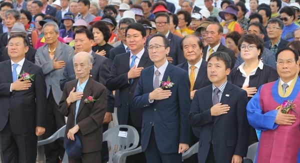 지난 2017년 정읍 동학농민혁명기념관에서 열린 제123주년 동학농민혁명기념대회에서 이이화 선생과 송하진 전북지사, 전북일보 윤석정 사장 등이 국민의례를 하고 있다.