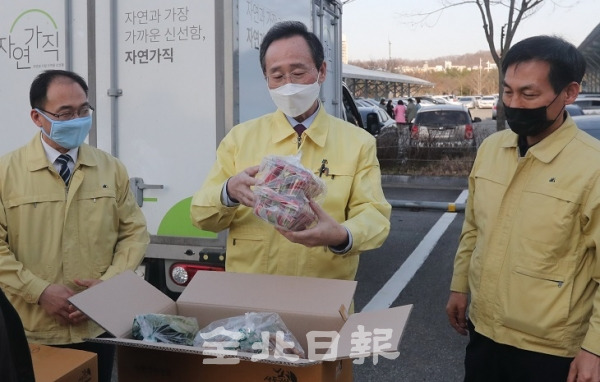 전북도는 코로나19의 장기화로 또다시 개학이 연기되면서 학교급식용 친환경농산물 재배농가의 어려움을 돕기위해 20일 도의회 주차장에서 소비촉진 캠페인을 열어 농산물을 판매하고 있다. 조현욱 기자