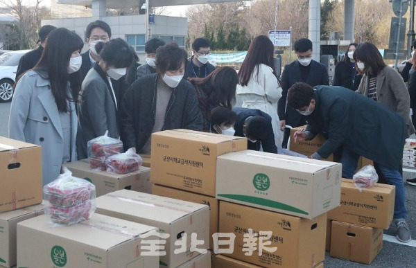 지난 20일 전북도 직원들이 도청에서 농가들을 돕기 위한 농산물 소비촉진 행사를 하고 있다. 조현욱 기자