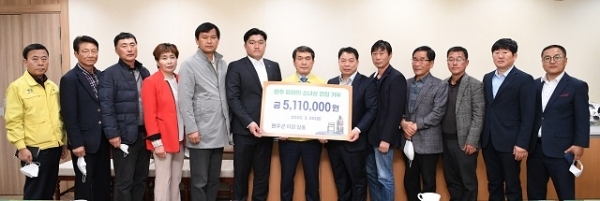 지난 20일 완주군 이장연합회가 완주 평화의 소녀상 건립을 위한 성금 511만원을 추진위원회에 전달했다.