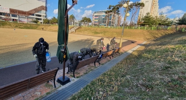 익산시가 공원 및 녹지 등 코로나19 지역감염 차단 방역소독을 실시하고 있다.