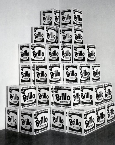 앤디 워홀, ‘흰 브릴로 상자들’, 1964. 슈퍼마켓의 브릴로 상자와 같은 모양으로 만들어지고, 같은 모양으로 진열된 이 작품은 미술계에 중요한 물음을 던진다.