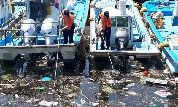 해양쓰레기 정화사업을 벌이고 있는 해경 모습.