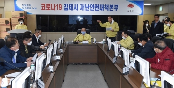 24일 박준배 시장이 김제시 재난안전대책본부에서 기자회견을 열고 코로나19 확산에 따른 소상공인 지원대책을 발표하고 있다.