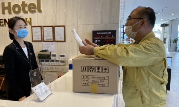 익산시가 코로나19 예방 방역활동 차원에서 한 숙박업소에 살균소독제를 배부하고 있다.