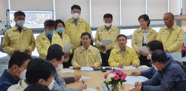 24일 완주군의회가 군청 브리핑룸에서 기자회견을 열어 완주군 비봉면 보은매립장 불법에 관여된 업체와 완주군 관계공무원들에 대해 검찰 고발 조치하겠다고 밝혔다.