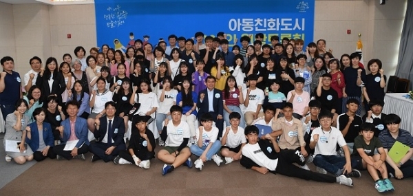 아동친화도시 100인 원탁토론회 기념촬영 모습.