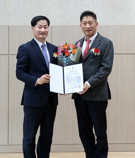 심재국 대표이사(오른쪽)가 2019년 모범납세자 기재부장관 표창을 받았다.