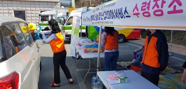 전주시는 코로나19로 집안 내 활동이 많은 영유아들을 위해 24일부터 행복나눔장난감도서관, 야호장난감도서관인후점, 송천점 등 3개소에서 드라이브 스루 방식으로 장난감 대여를 시작해 차안엑서 장난감을 전달받고 있다. 사진제공=전주시