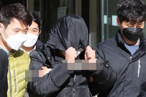 지난 19일 미성년자 등을 협박해 성 착취물을 찍게 하고 이를 모바일 메신저 텔레그램에서 유포한 혐의로 구속영장이 신청된 20대 남성 A씨가 서울 서초동 서울중앙지법에서 영장실질심사를 받은 뒤 법정에서 나오고 있다. 연합뉴스