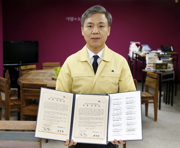 김승수 전주시장이 코로나19를 조기에 극복하고 지역경제 활성화를 위해 착한 임대운동에 동참하는 상가주들과 상생 선언문을 체결했다.