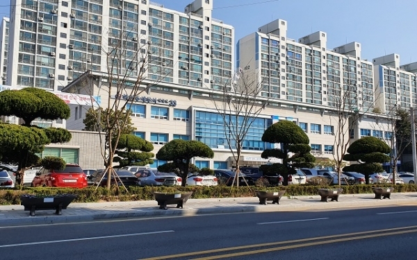 24일 북전주세무서가 도로변 100여 미터 구간에 왕벚꽃나무를 새로 식재하고 나무 주변에는 꽃 잔디를 조성했다.