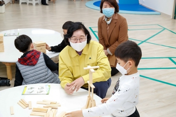 25일 이정옥 여성가족부장관이 익산시 공동육아나눔터를 방문해 긴급돌봄 현장 운영 현황을 점검했다.