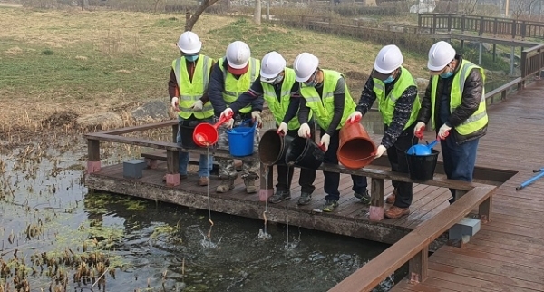 지난 24일 익산시가 소라산 자연마당 생태 습지와 송정제 수변 공원 등 2곳에 미꾸라지 약 2000여 마리(20kg)를 방사했다.