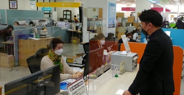 군산시가 코로나19 감염증 확산 예방을 위해 본청 1층 민원실과 원도심의 차량등록사업소 내 민원창구에 안심 소통창을 만들었다.