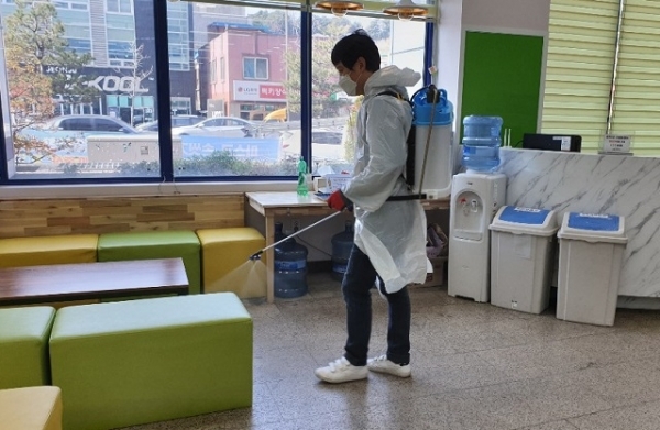 25일 전주시가 4번째 시민 일제 소독의 날을 맞아 코로나19 확산 방지를 위해 집단감염 위험시설을 중심으로 소독운동을 벌였다.