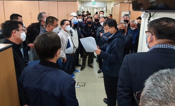 25일 전액관리제 택시업체 기사들이 사납금제를 고수하는 업체를 단속해달라며 전주시청을 기습 항의 방문했다.